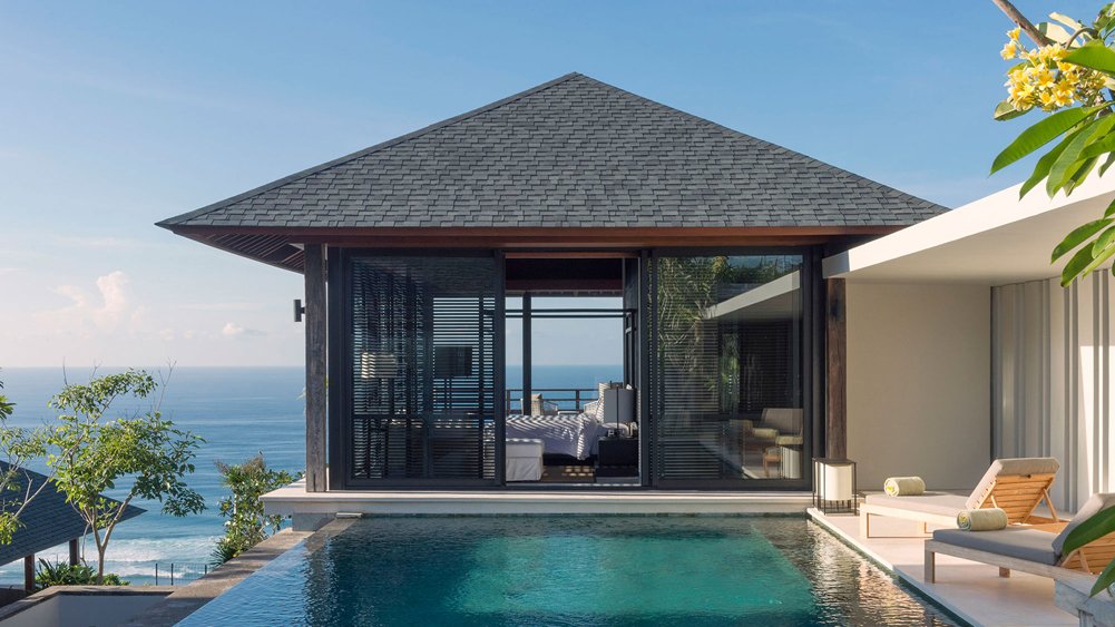 Sohamsa Ocean Estate Bali - Villa Hamsa - Opulent master bedroom by the pool